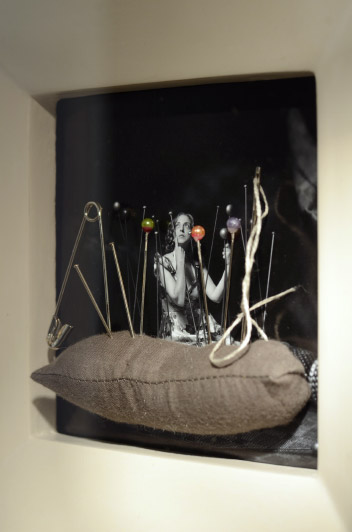 Cr&oacute;nicas de la mujer menguante. Alfiletero objeto